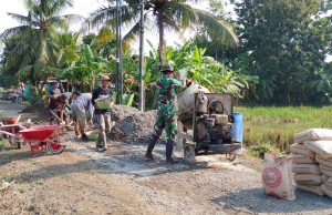 Pengecoran Jalan Rabat Beton dalam Program TMMD Di Cilacap TNI ada ditengah Masyarakat