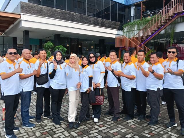 Ibu Pepi didampingi Sekretaris Desa Ibu Pepi
