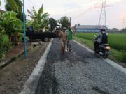 PEMERINTAH DESA MERNEK TINGKATKAN KUALITAS JALAN DESA MELALUI DANA APBD KABUPATEN
