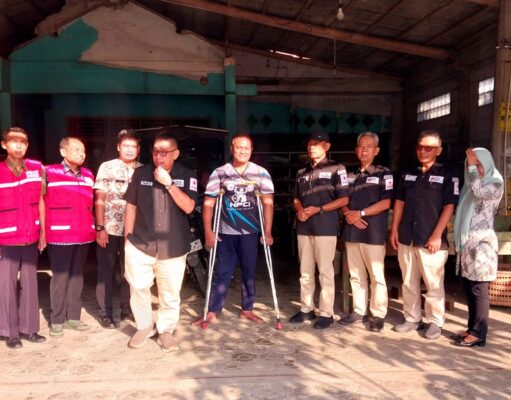 Pemberian Bantuan Kursi Roda PMI Cilacap